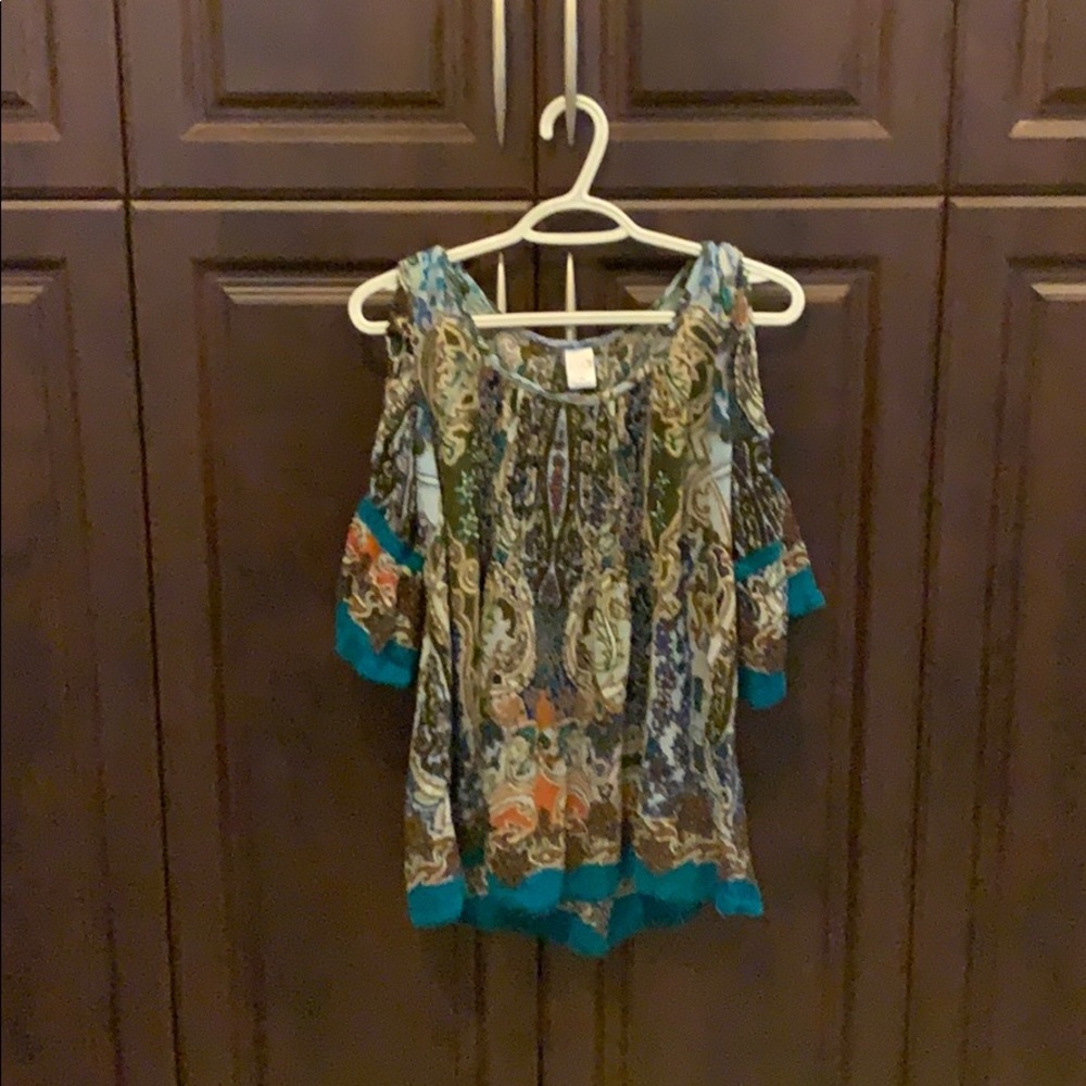 “Cold shoulder” blouse